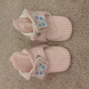 Robeez Seersucker Butterfly Snap Booties 3-6mos